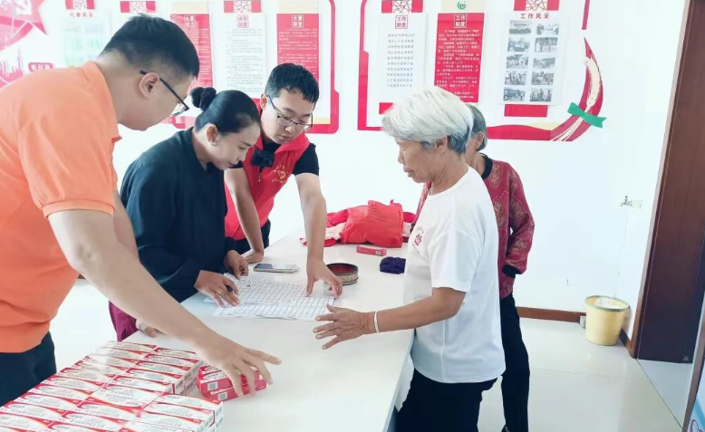 尊龙凯时基金会深入佳木斯市桦南县愚公村开展药品捐赠活动